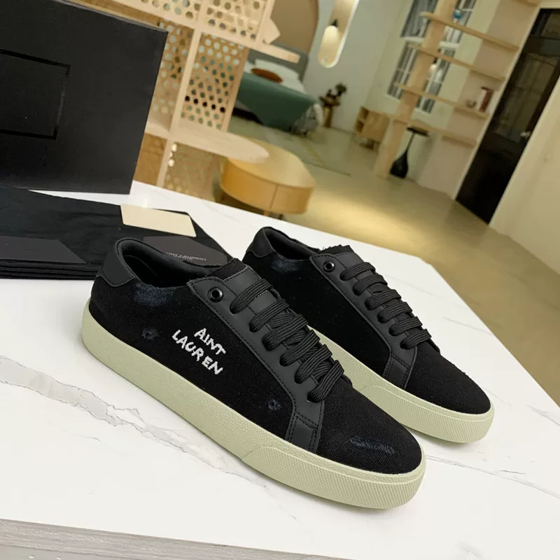 Saint Laurent Court Classics photo 3
