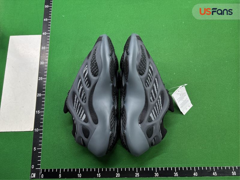QC Adidas Yeezy 700 foto 4